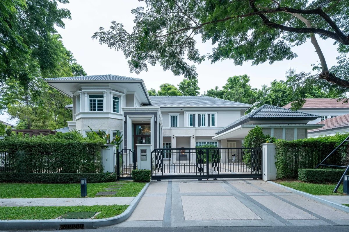 https://cdn.thailandpenthouses.com/uploads/images/penthouses/thumbnail/1756888419354-0b3349c18e8a43608d8d6d143789a354.webp